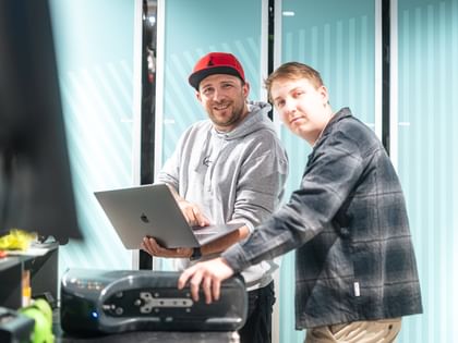 Zwei IT-Servicetechniker während ihrer Arbeit im Bründl Sports Shop