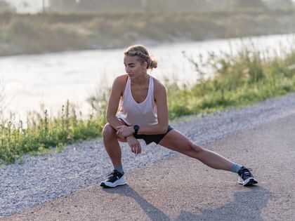 Eine Läuferin mit beim Einstellen ihrer Garmin Vivoactive