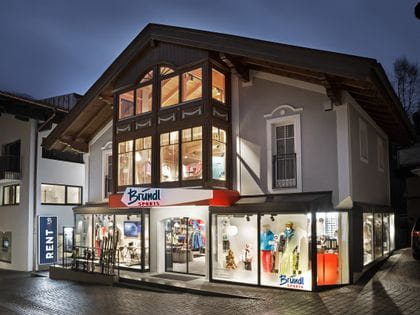 Bründl Sports Shop mit Rent/Verleih in Saalbach bei Nacht