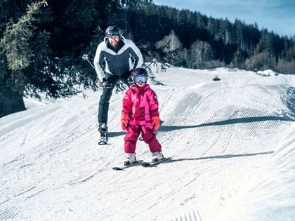 Kind und Vater beim Skifahren