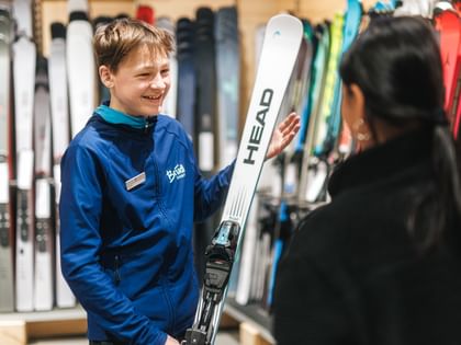 Lehrling beim Ski-Verkauf