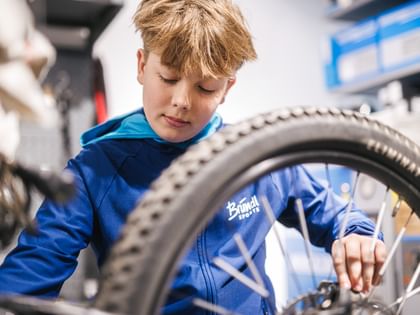 Lehrling beim Rad-Service