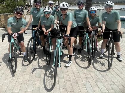 Gruppenbild des Wattwomen Teams mit Trikots und Bikes