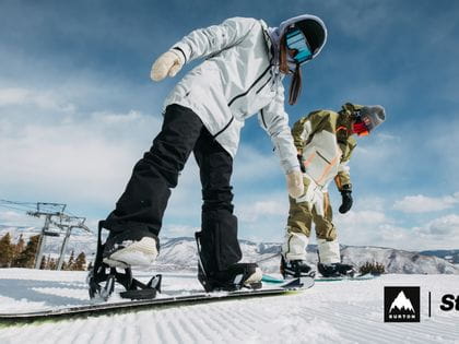 Zwei Snowboarder beim Einsteigen in die Burton Step On Bindung