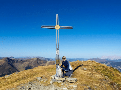 Marion am Gernkogel Gipfelkreuz