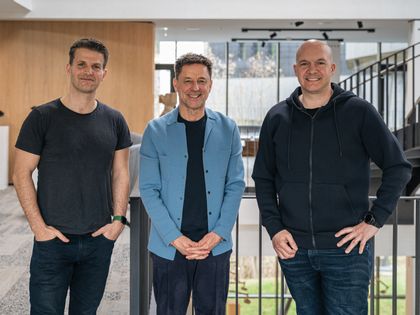 Gruppenbild mit Christoph Bründl und Biogena Group Geschäftsleitung Stefan Klinglmair und Daniel Donhauser