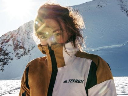 Eine Frau gekleidet in der neuen Adidas Winter-Kollektion. 