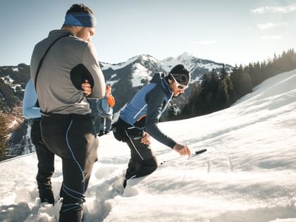 Erklärung der Funktionsweise eines LVS durch den Bergführer