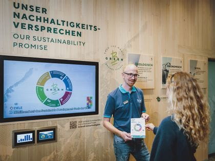 Informations-Ecke zur Nachhaltigkeit im Bründl Sports Flagship Store