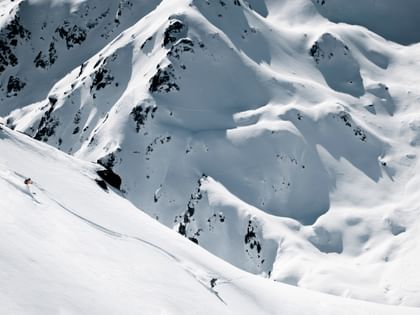 Zwei Skitourengeher bei der Abfahrt