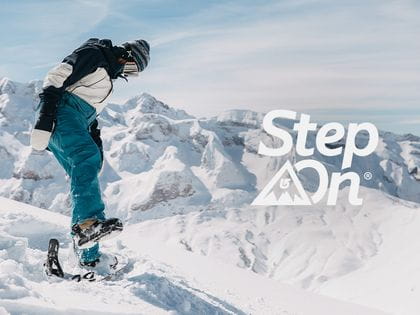 Ein Snowboarder beim Einsteigen in die Burton Step On Bindung