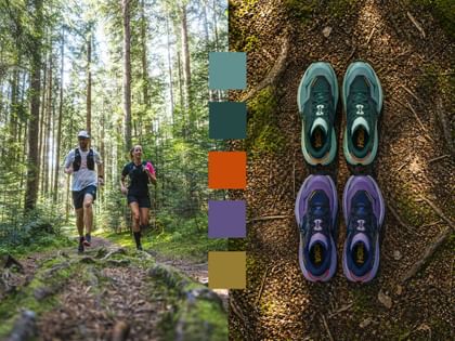 Links laufen eine Frau und ein Mann auf einem schmalen Waldweg zwischen hohen Bäumen, beide tragen Sportkleidung und Rucksäcke. Rechts liegen zwei Paar Laufschuhe in Grün und Lila auf einem Waldboden mit Blättern und Wurzeln, daneben sind mehrere farbige Kästchen zu sehen; in den Schuhen steht „HOKA“.