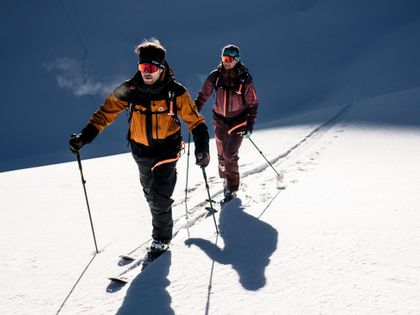 Zwei SkitourengeherInnen mit Ortovoxausrüstung