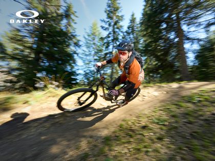 A mountainbiker dressed in Oakley clothing and accessories