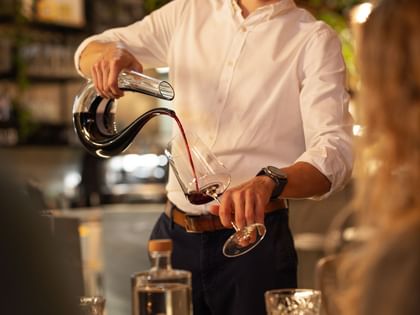 Kellner beim Rotwein dekantieren