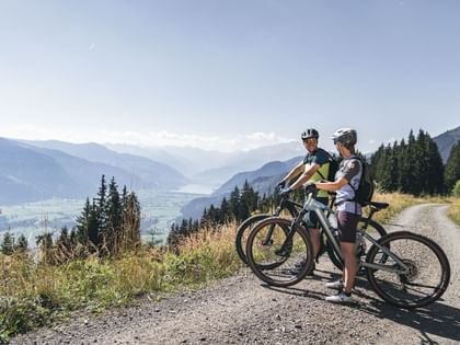 Ein Paar erkundet die Gipfelregion auf ihren Mountainbikes
