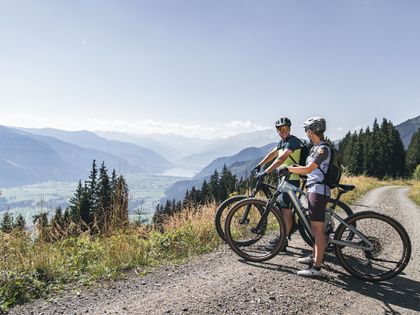 Ein Paar erkundet die Landschaft auf einer Radtour.