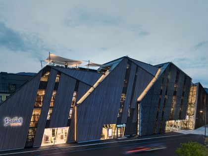 The new Bründl Sports Flagshipstore by night. 