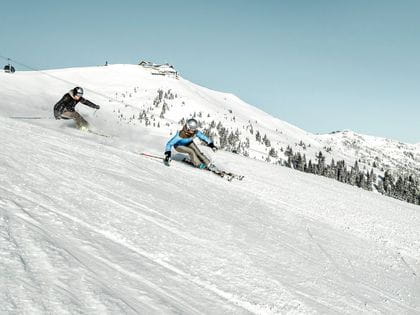 zwei Skifahrer auf der Schmitten