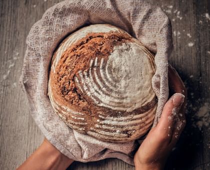 Paula hält ihr Lieblingsbrot in den Händen