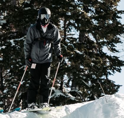 Eine Person während des skifahrens