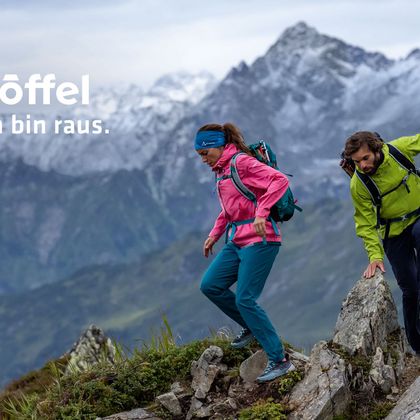 Zwei Wanderer in den Bergen mit Schöffel-Wanderbekleidung
