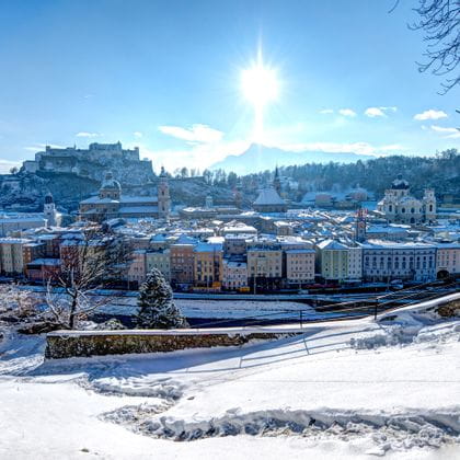 eine Panoramaaufnahme zeigt die Altstadt von Salzburg im Winter
