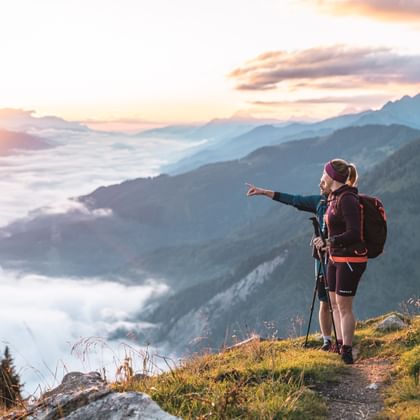 Ein Paar bewundert das Tal von oben, während sie den Berg hinaufwandern.