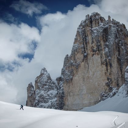 Ein Mann genießt eine Skitour in den Alpen. 