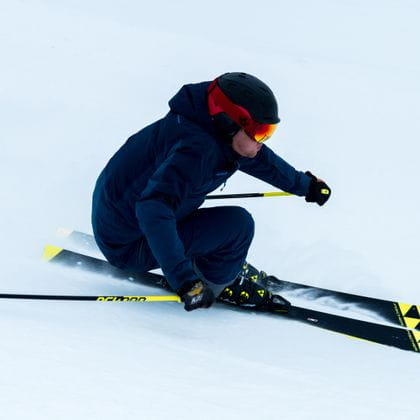 Ein Skifahrer auf einem Fischer Ski 
