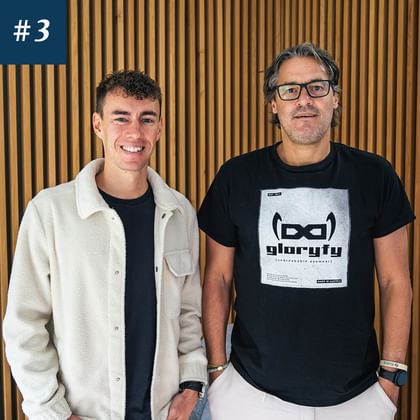Auf dem Bild sind zwei Stefan Steinacher rechts und Stefan Kraft, links, zu sehen. Der Mann auf der linken Seite trägt eine helle Jacke und ein schwarzes T-Shirt. Er hat lockiges Haar und lächelt in die Kamera. Der Mann auf der rechten Seite trägt ein schwarzes T-Shirt mit einem „gloryfy“-Logo und der Aufschrift „unbreakable eyewear“. Er hat graue Haare, eine Brille und hält seine Hände in den Hosentaschen.