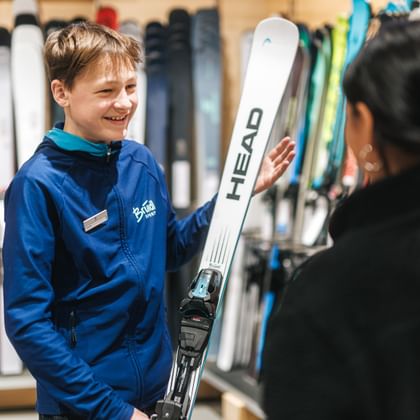 Lehrling beim Ski-Verkauf