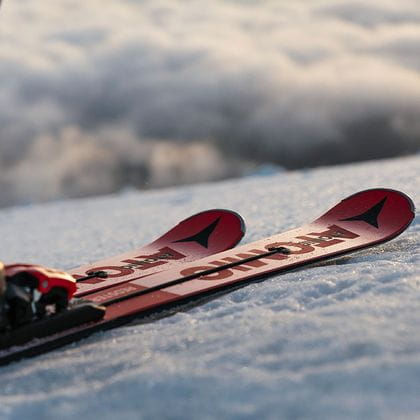 Atomic Redster Ski bei Morgenstimmung auf der Skipiste
