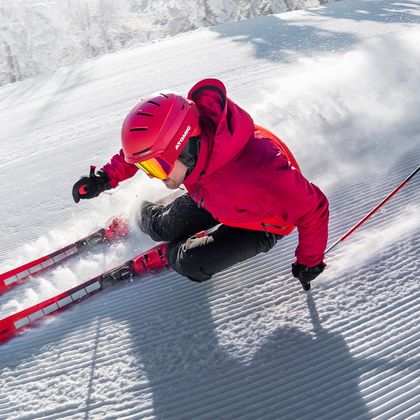 Ein Skifahrer beim Carven mit dem neuen Atomic Redster Revoshock 