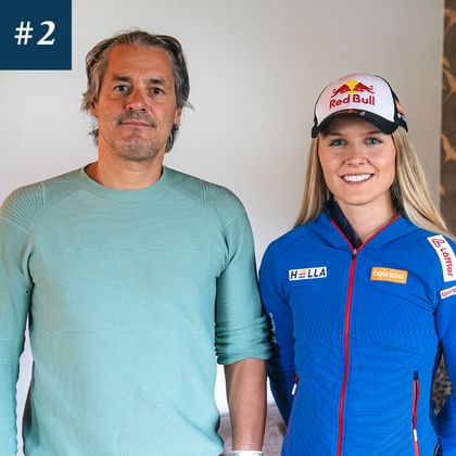 Auf dem Bild sind Stefan Steinacher und Anna Gandler zu sehen. Er trägt ein mintgrünes Langarmshirt und wirkt entspannt. Neben ihm steht die Anna mit langen, blonden Haaren. Sie trägt eine blaue Sportjacke mit mehreren Logos, darunter eines mit der Aufschrift "newkee" und ein weiteres mit der Aufschrift "HELLA". Sie trägt auch eine weiße Kappe mit dem Red Bull-Logo. Beide Personen lächeln freundlich in die Kamera.<br/><br/><br/><br/><br/><br/><br/><br/><br/><br/><br/><br/><br/>