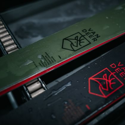 Nahaufnahme von Van Deer Skis in der Werkstatt, die die präzise Handwerkskunst und feinen Details des Skiaufbaus zeigen.