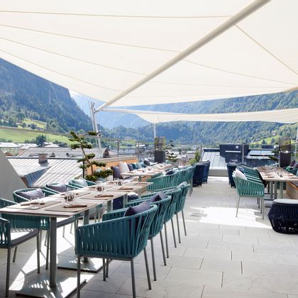 Genieße dein Getränk mit einzigartigen Ausblick auf das Kitzsteinhorn in unserem Restaurant "Weitblick"!