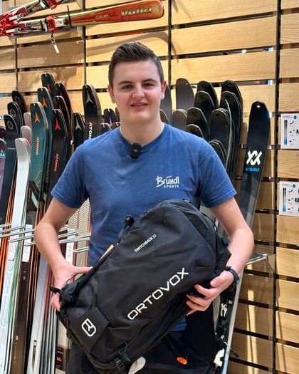 Bründl Sports employee Nico explains what you should look out for when packing a ski touring rucksack.