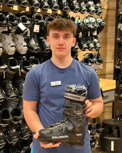 Bründl employee Felix explains the highlights of the new women's ski boot Salomon S Pro Supra Boa 95