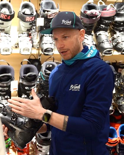 Bründl Mitarbeiter Stephan im Beratungsgespräch beim Skischuh-Verkauf