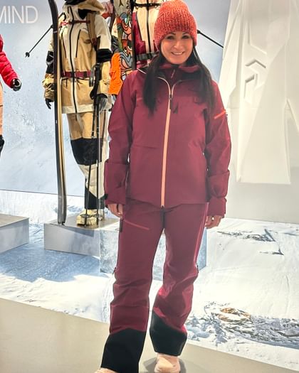 Our colleague Marion is wearing the Peak Performance Alpine suit with Gore-Tex ePE and is standing in front of the pop-up area. 