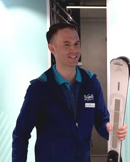 Bründl Mitarbeiter Jimmy beim Ski-Verleih
