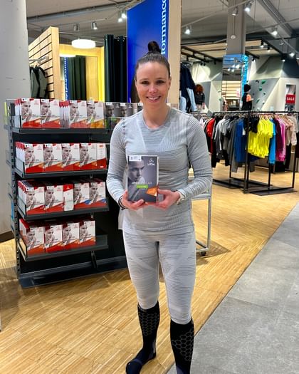 Bründl Sports employee Caro presents the innovative TRANSTEX RETR`X functional underwear from Löffler.