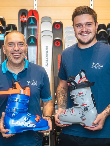 Das Bootfitting Team bestehend aus Manfred Muckenauer und Tobias Düngler mit zwei Skischuhen in der Hand.
