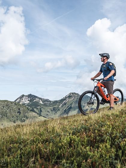 Der Mountainbiker erobert die Bergwege.
