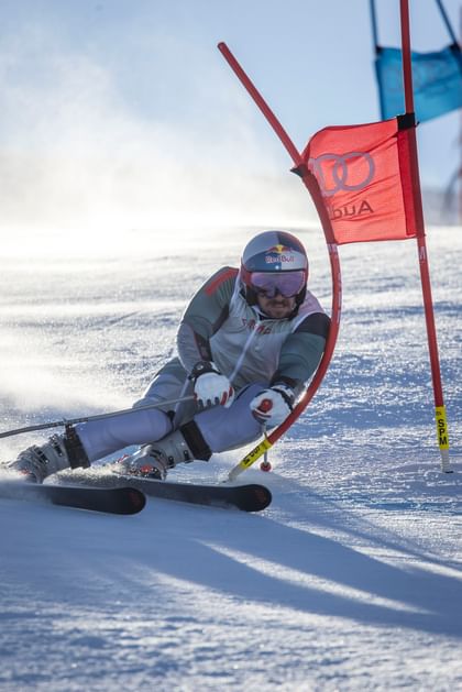  Marcel Hirscher legt sich tief in die Kurve, während er das Slalomtraining mit hoher Geschwindigkeit durchführt.