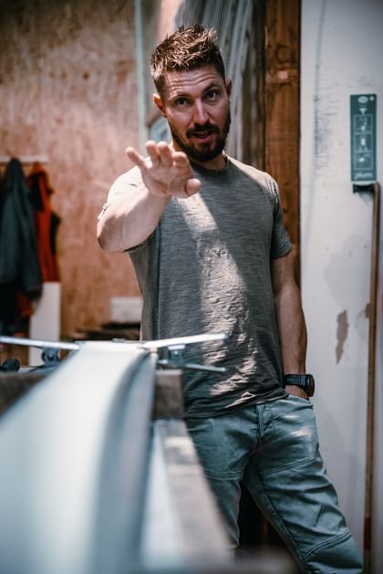 Van Deer Marcel Hirscher in der Skifabrik 