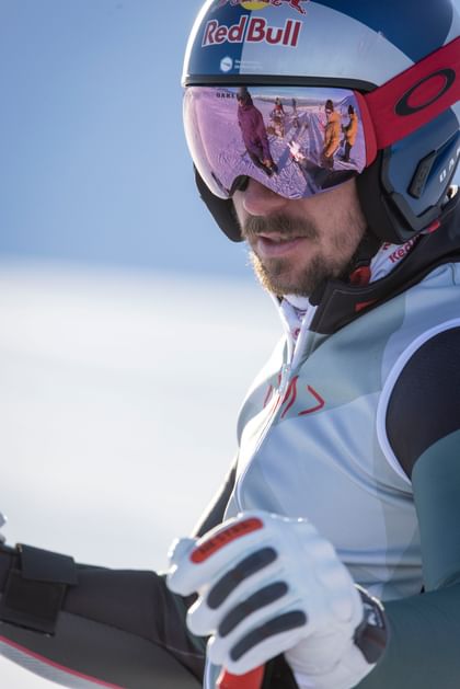 Eine Nahaufnahme von Marcel Hirscher zeigt sein konzentriertes Gesicht