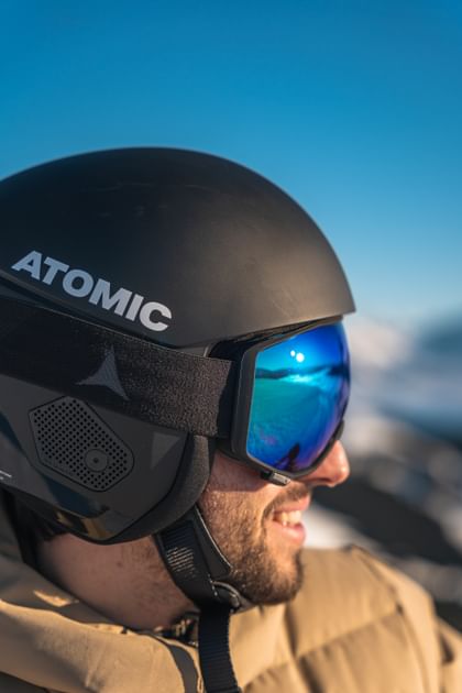 Ein Skifahrer mit dem Atomic Redster CTD Skihelm