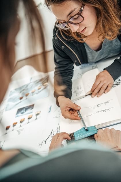 Julbo Manuela Mandl beim Designen